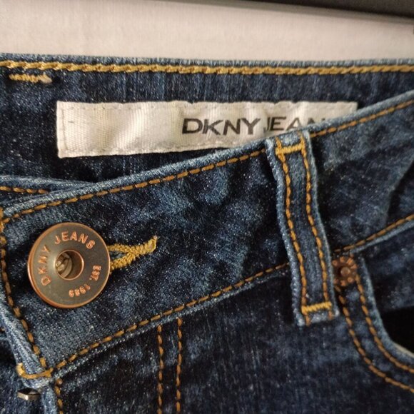 DKNY Women's Mid Rise Capri Jeans Size 10 Stretch Blue Denim Excellent - Picture 3 of 8